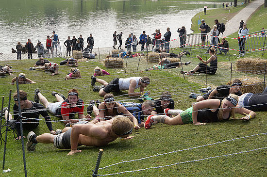 richtig fies: beim "barb wire crawl" galt es, unter richtigem Stachedraht einen Hang hinauf und dann wieder hinab zu robben (©Foto: Martin Schmitz)